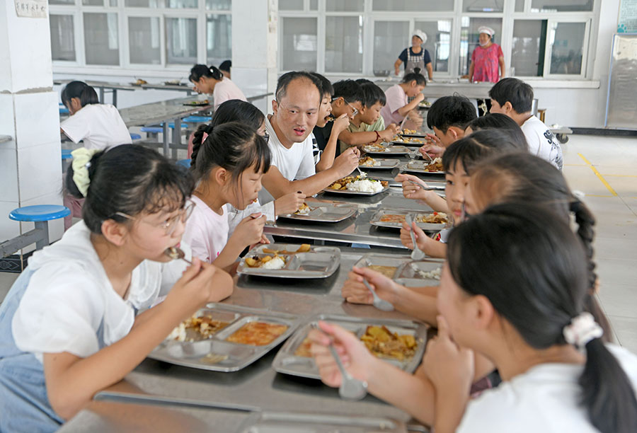 2024年9月5日，安徽省淮南市壽縣豐莊鎮(zhèn)合廟小學周勇老師利用午餐時間與學生交流。