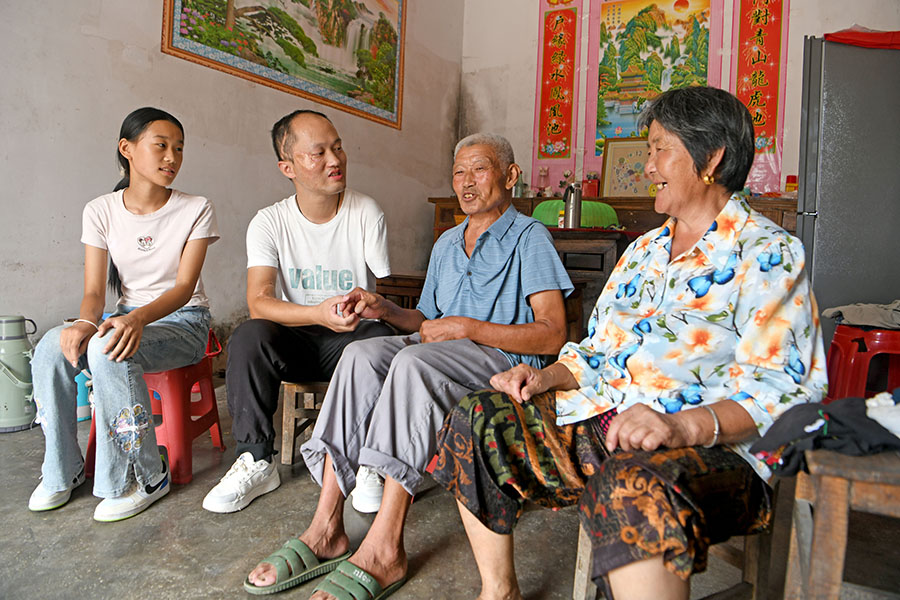 2024年9月5日，安徽省淮南市壽縣豐莊鎮(zhèn)合廟小學(xué)老師周勇（左二）通過(guò)家訪，了解學(xué)生課外生活、學(xué)習(xí)情況。