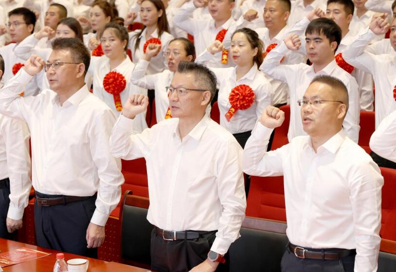 集體宣誓。中國東方教育集團供圖