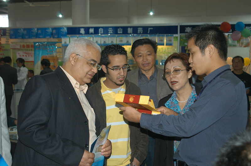 2、2006年藥博會上，參展企業(yè)向外國友人介紹產(chǎn)品。張延林?jǐn)z