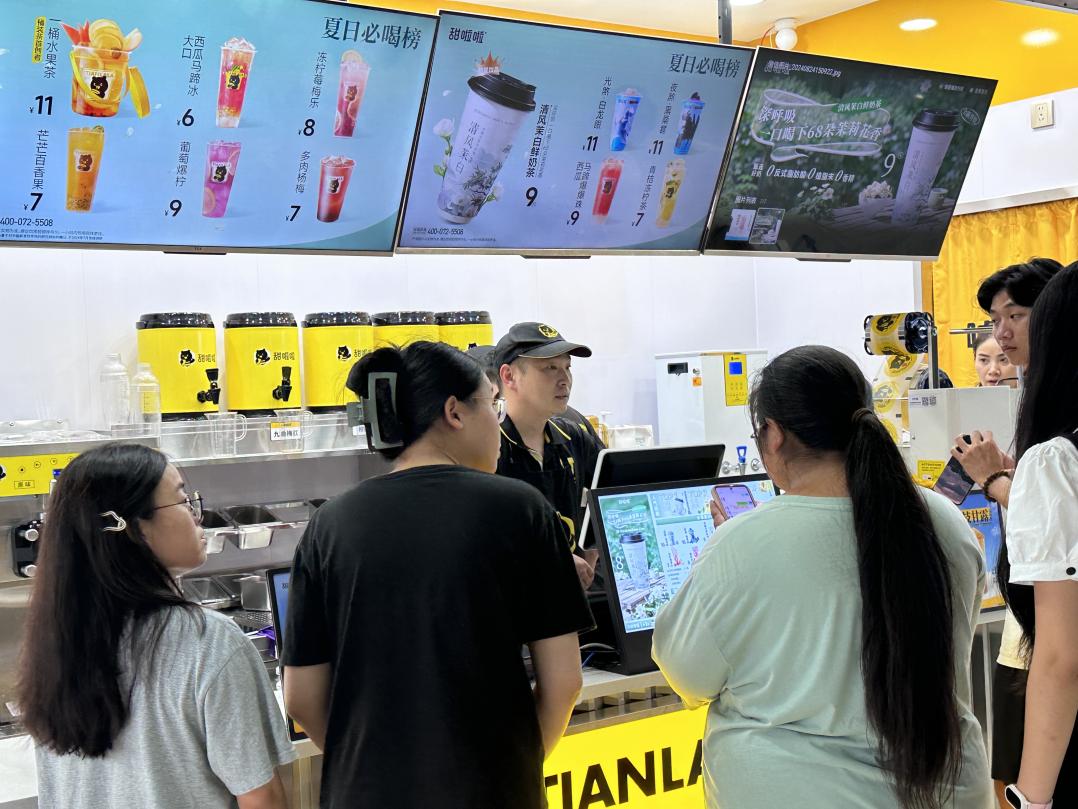 周蛟在自己門店工作。受訪者供圖。