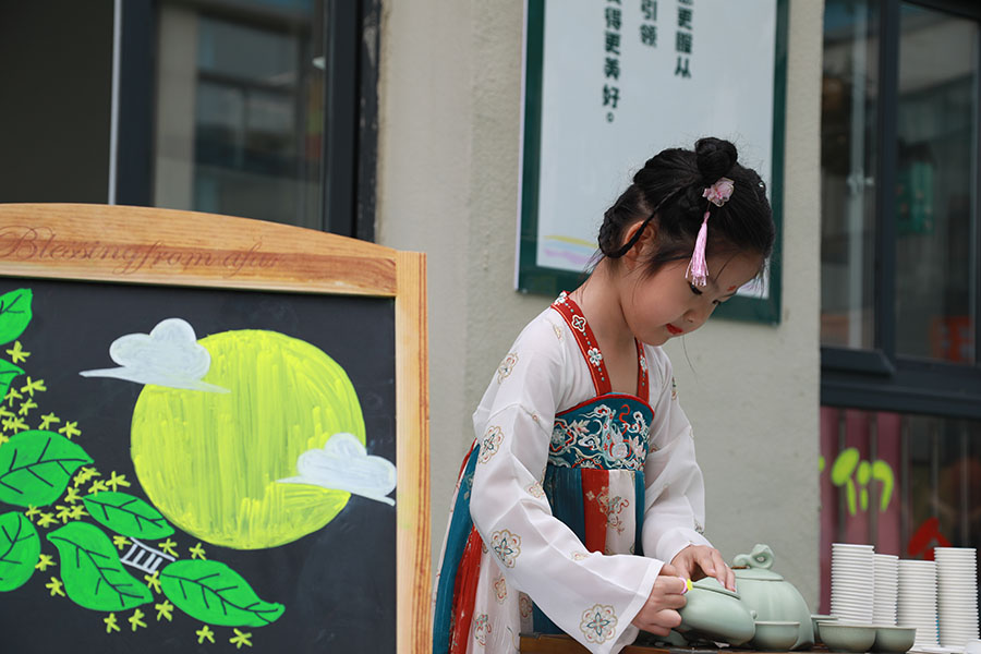 幼兒園進行傳統(tǒng)文化活動。