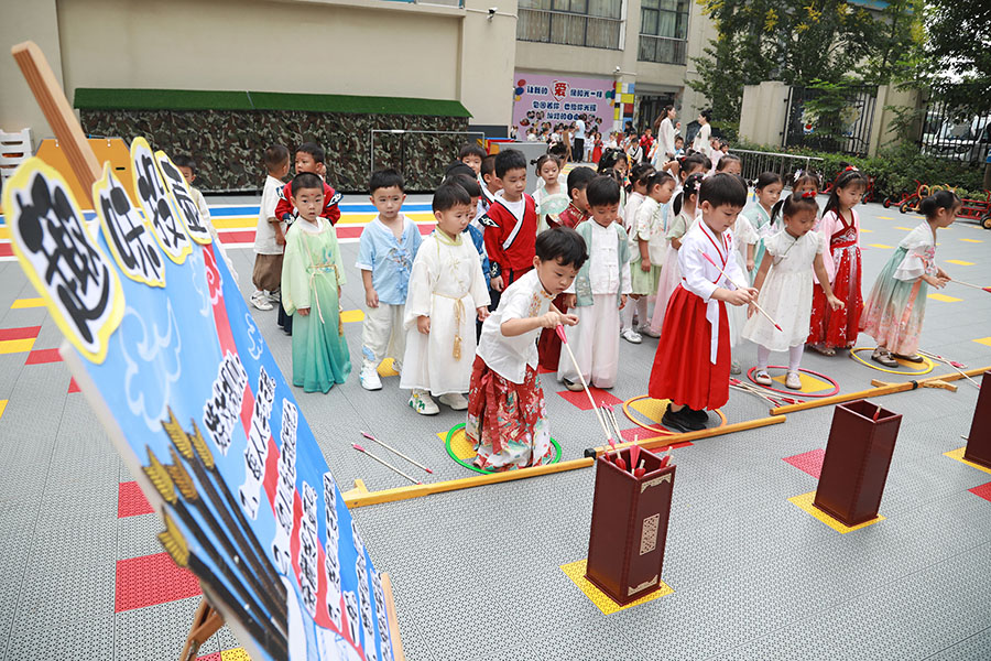 幼兒園進行傳統(tǒng)文化活動。