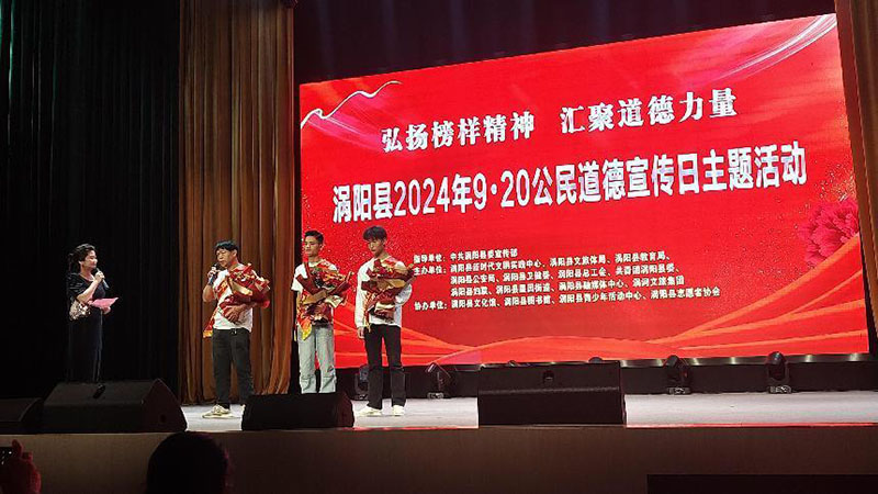見義勇為者李春亞向大家講述火海救人感人故事。