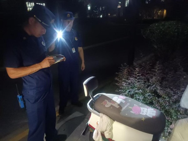 消防救援局在小區(qū)夜查。銅陵市消防救援局供圖