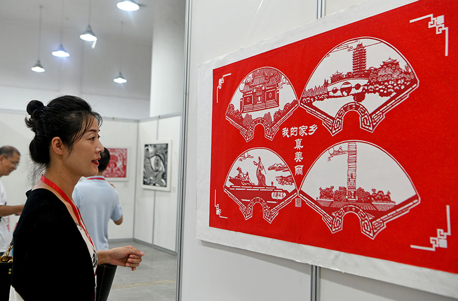 2024年9月19日，安徽省淮南市民在淮南市博物館欣賞長江經濟帶11省市剪紙藝術精品。
