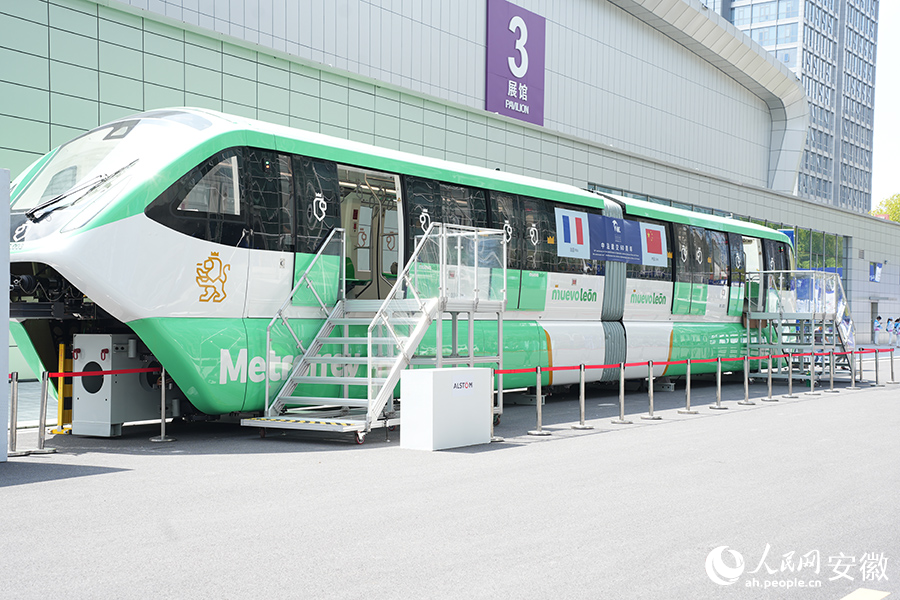 26米長“單軌列車”駛?cè)雵H展區(qū)。人民網(wǎng)記者 王銳攝