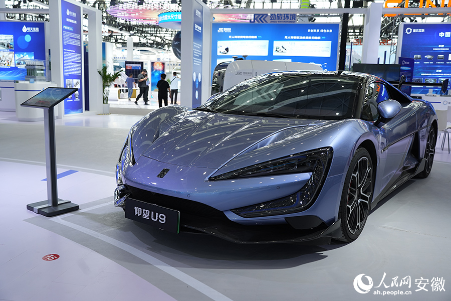 比亞迪超跑仰望U9亮相智能網(wǎng)聯(lián)新能源汽車展區(qū)。人民網(wǎng)記者 王銳攝