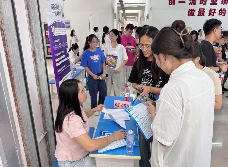 東至縣企業(yè)負(fù)責(zé)人與求職者熱切交談。