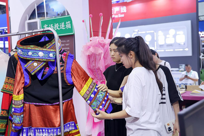 觀眾正在參觀中國(guó)（合肥）服裝原創(chuàng)設(shè)計(jì)基地展區(qū)。