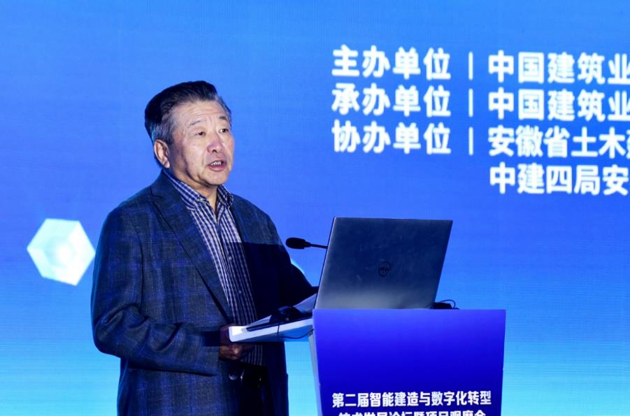 中國(guó)建筑業(yè)協(xié)會(huì)副會(huì)長(zhǎng)兼秘書(shū)長(zhǎng)劉錦章發(fā)言。