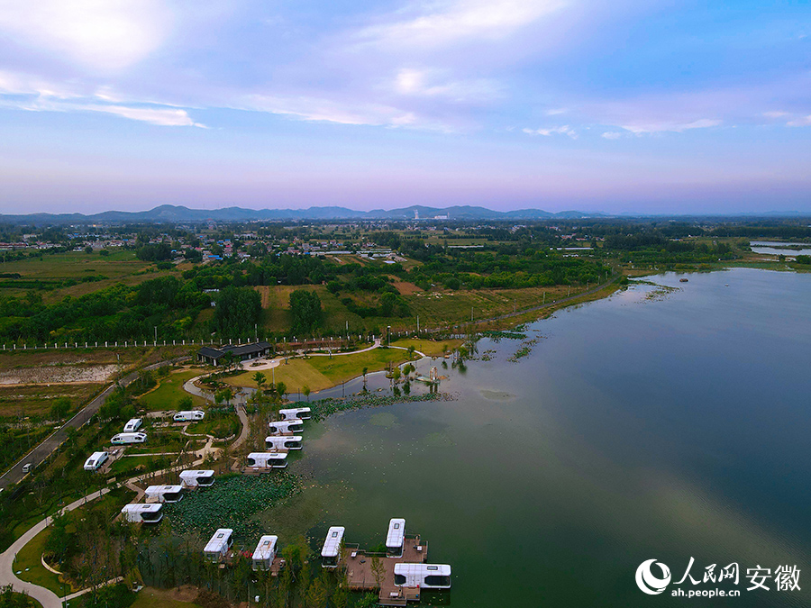 朔西湖景區(qū)被評(píng)為“國(guó)家四星級(jí)自駕營(yíng)地”。人民網(wǎng)記者 王曉飛攝