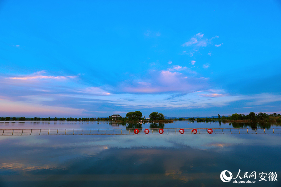 夕陽下的朔西湖。人民網(wǎng)記者 王曉飛攝