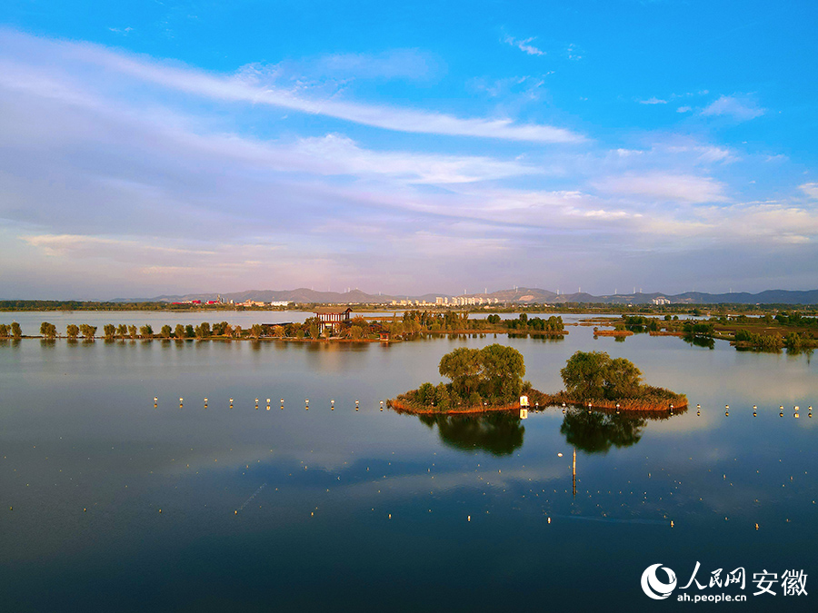 夕陽(yáng)下的朔西湖美如畫。人民網(wǎng)記者 王曉飛攝