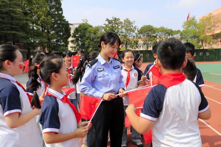 在操場上開展法制宣傳和愛國主義教育。馬杰攝