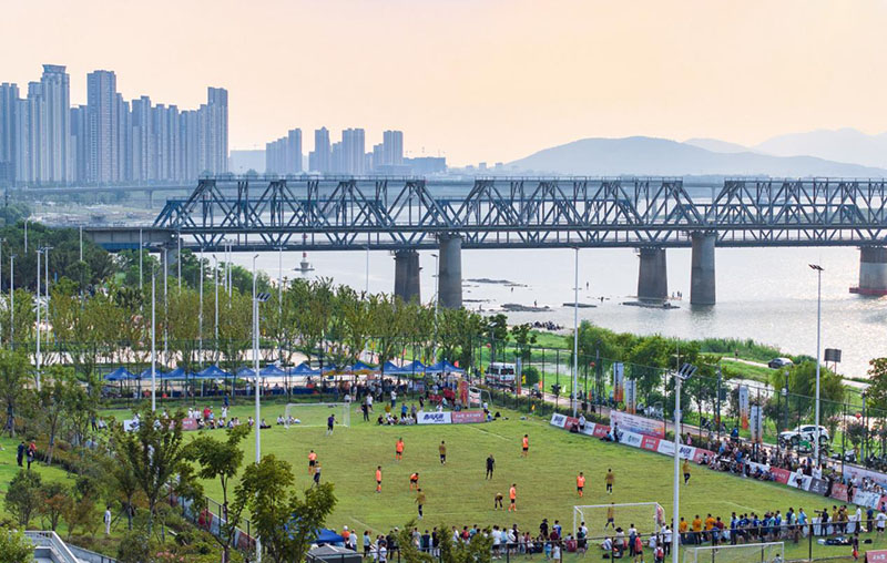 淮河岸邊，2024蚌埠市業(yè)余足球聯(lián)賽激戰(zhàn)正酣。陳昂攝