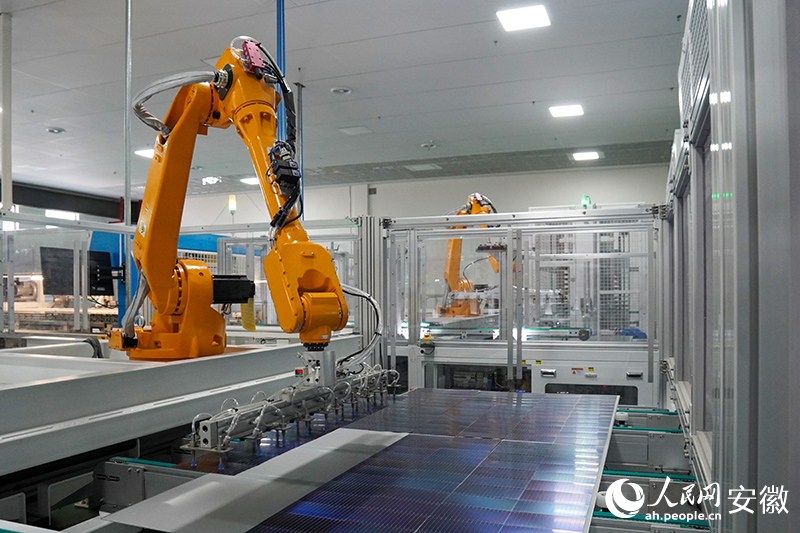 亳州宏陽能源股份有限公司車間內(nèi)，機(jī)械臂正在作業(yè)。人民網(wǎng)記者 陳若天攝.jpg