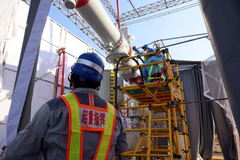 工作人員在500千伏埇橋變電站擴建施工現(xiàn)場組裝設(shè)備。趙悅攝