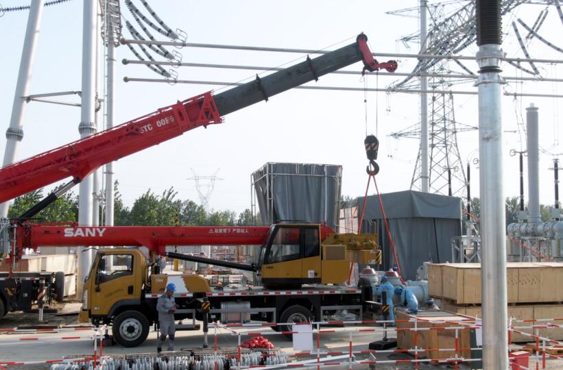 在500千伏埇橋變電站擴建施工現(xiàn)場，工作人員使用吊車安裝設(shè)備。趙悅攝