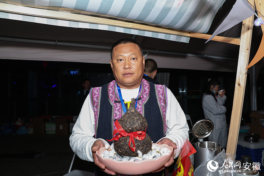 來自云南的非遺傳承人展示普洱茶。人民網(wǎng)記者 張俊攝