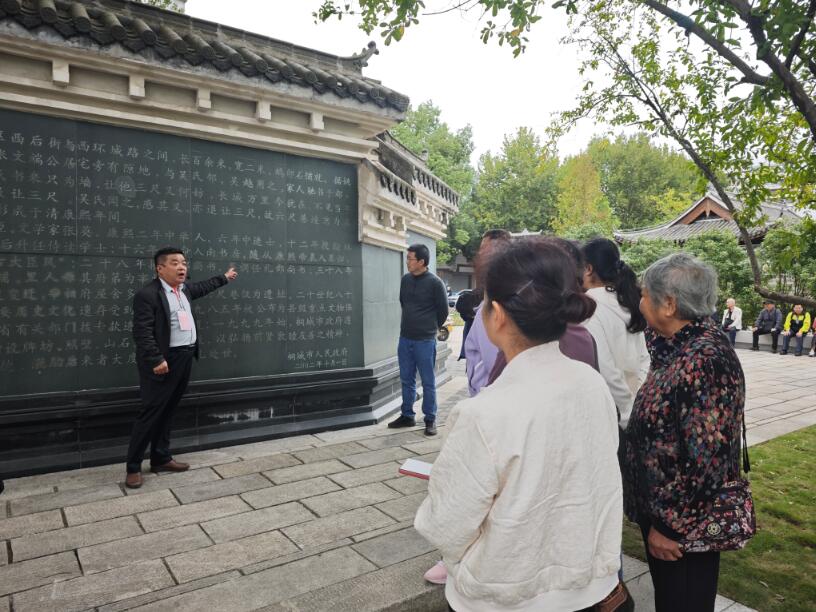 張?jiān)旁诹呦餅榇蠹抑v解。 李俊杰攝