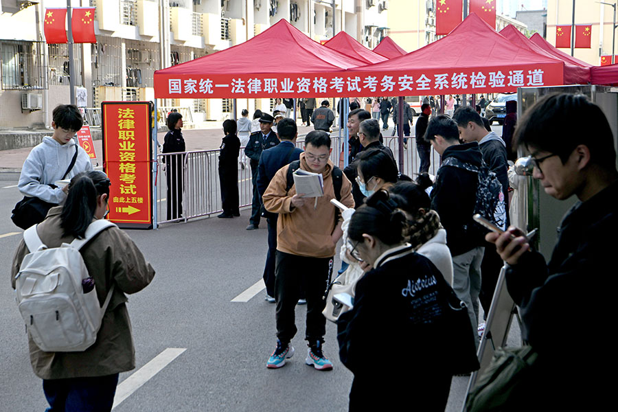 2024年10月20日，安徽省淮南市考生在2024年國家統(tǒng)一法律職業(yè)資格考試主觀題考試安徽工貿職業(yè)技術學院考點外復習。