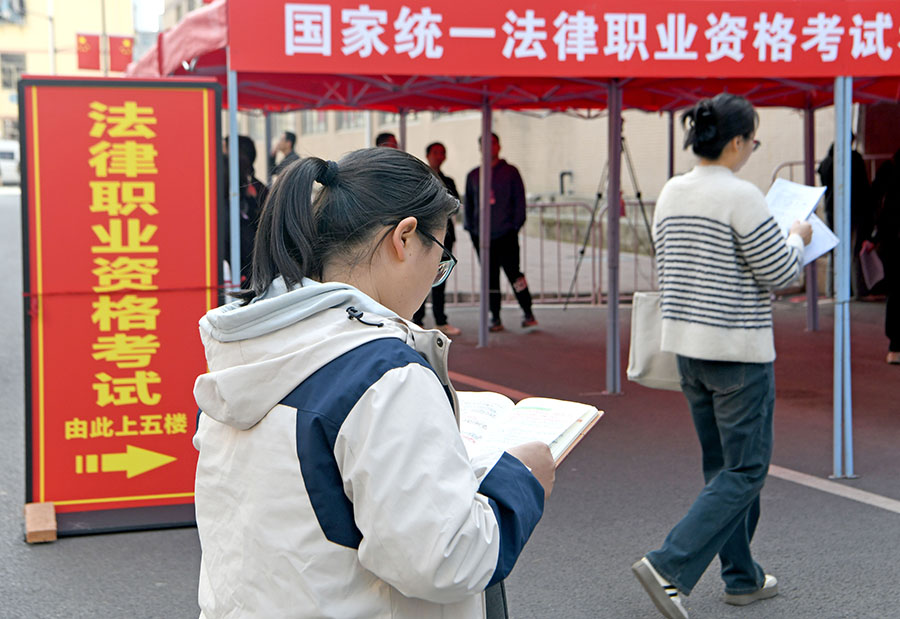 2024年10月20日，安徽省淮南市考生在2024年國家統(tǒng)一法律職業(yè)資格考試主觀題考試安徽工貿(mào)職業(yè)技術(shù)學(xué)院考點(diǎn)外復(fù)習(xí)。