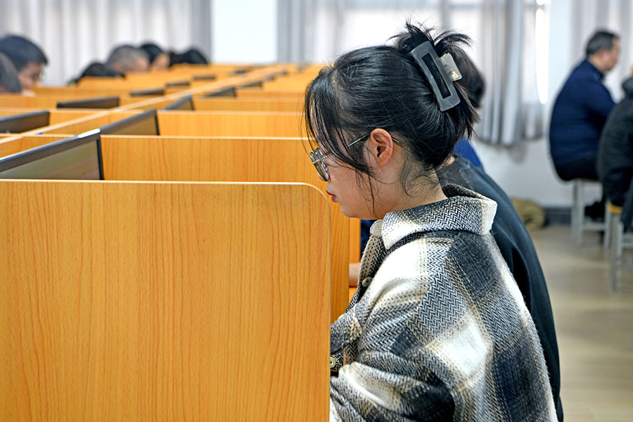 2024年10月20日，安徽省淮南市考生在安徽工貿(mào)職業(yè)技術(shù)學(xué)院考點(diǎn)參加2024年國(guó)家統(tǒng)一法律職業(yè)資格考試主觀題考試。