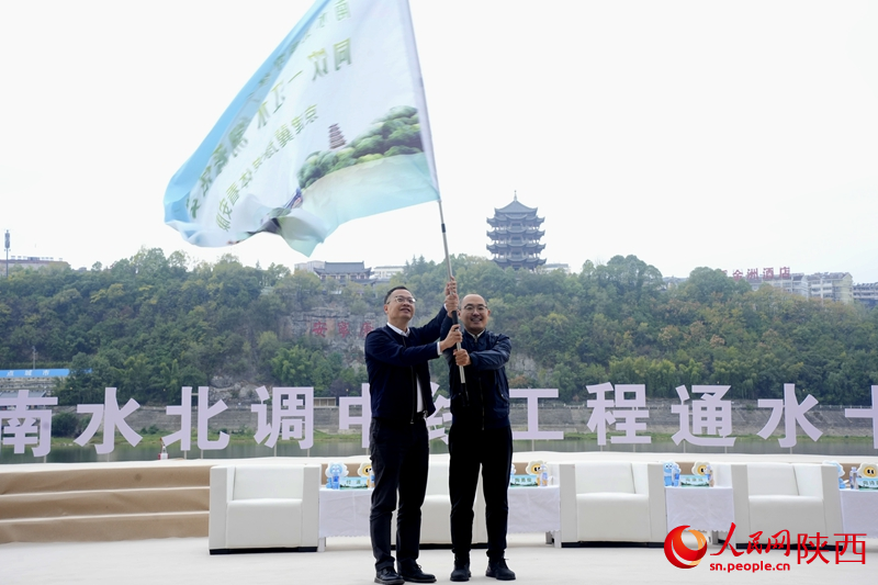 人民日報社陜西分社社長張鐵向采訪團(tuán)授旗。人民網(wǎng)記者 李志強(qiáng)攝