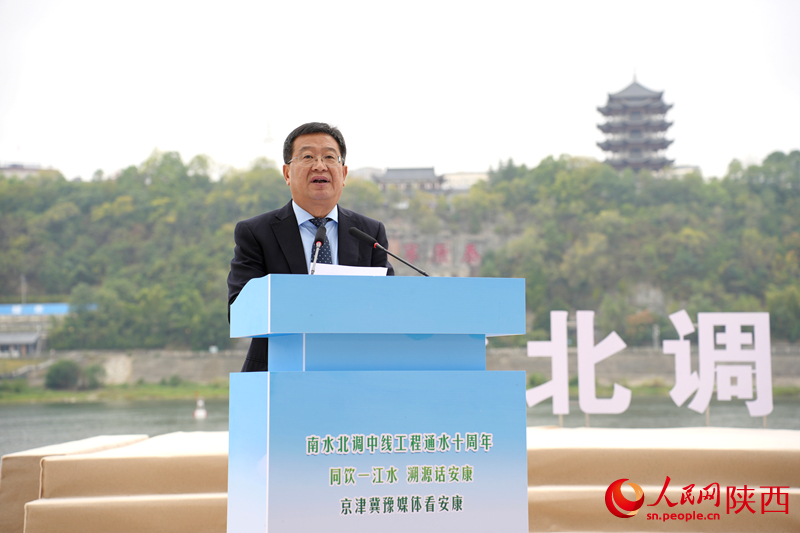 安康市副市長周康成介紹南水北調(diào)中線工程10年來安康的貢獻(xiàn)。人民網(wǎng)記者 李志強(qiáng)攝