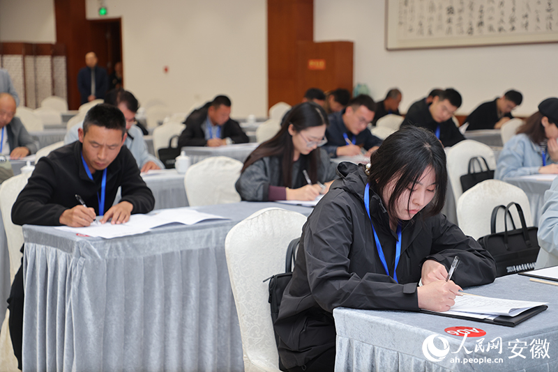 理論考試。人民網(wǎng)記者 王曉飛攝.jpg