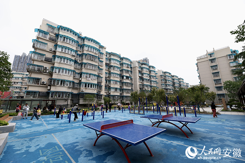 備受居民青睞的健身場地。人民網(wǎng)記者 張俊攝
