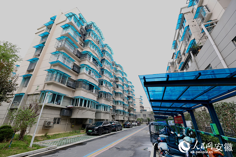 改造后，小區(qū)停車井然有序。人民網(wǎng)記者 張俊攝