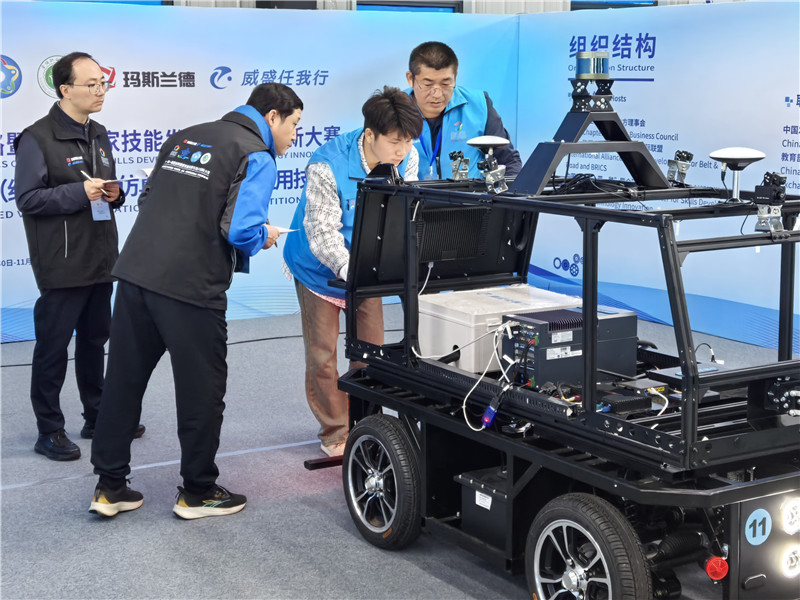 許耀平（右）和曾添銓對汽車傳感器進行功能測試。人民網(wǎng)記者 汪瑞華攝