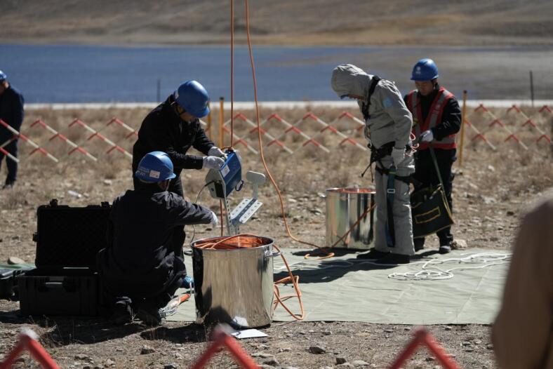 皖藏聯(lián)合完成世界最高海拔輸電線路帶電作業(yè)。牛路 攝