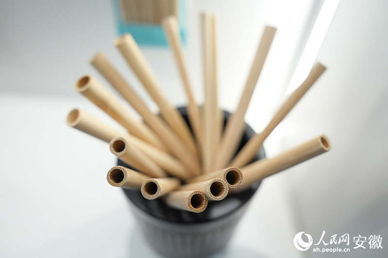 池州企業(yè)用毛竹作為原料生產(chǎn)的竹吸管。人民網(wǎng)記者 苗子健攝.jpg