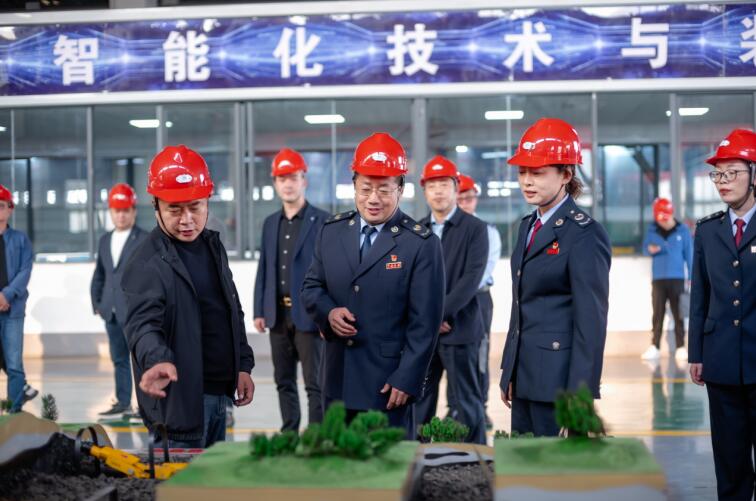 參觀淮北礦業(yè)集團(tuán)生產(chǎn)裝備分公司。朱良法 攝