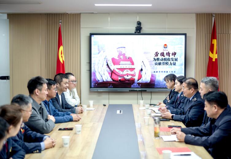 在趙鑫勞模創(chuàng)新工作室座談交流。朱良法 攝