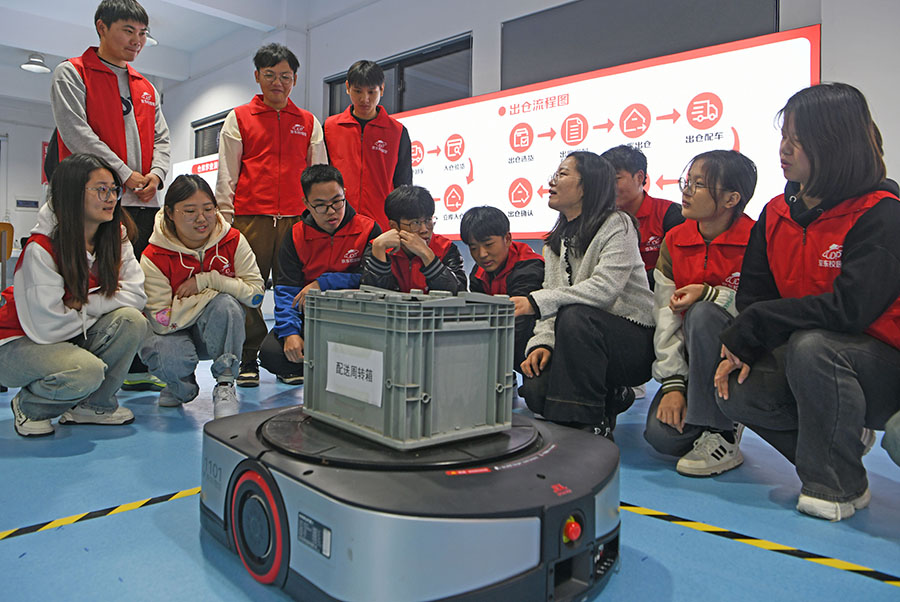 2024年11月5日，安徽淮南聯(lián)合大學(xué)大學(xué)生通過搭載5G技術(shù)智能搬運機器人運行，學(xué)習(xí)智慧物流知識，掌握實用技能。