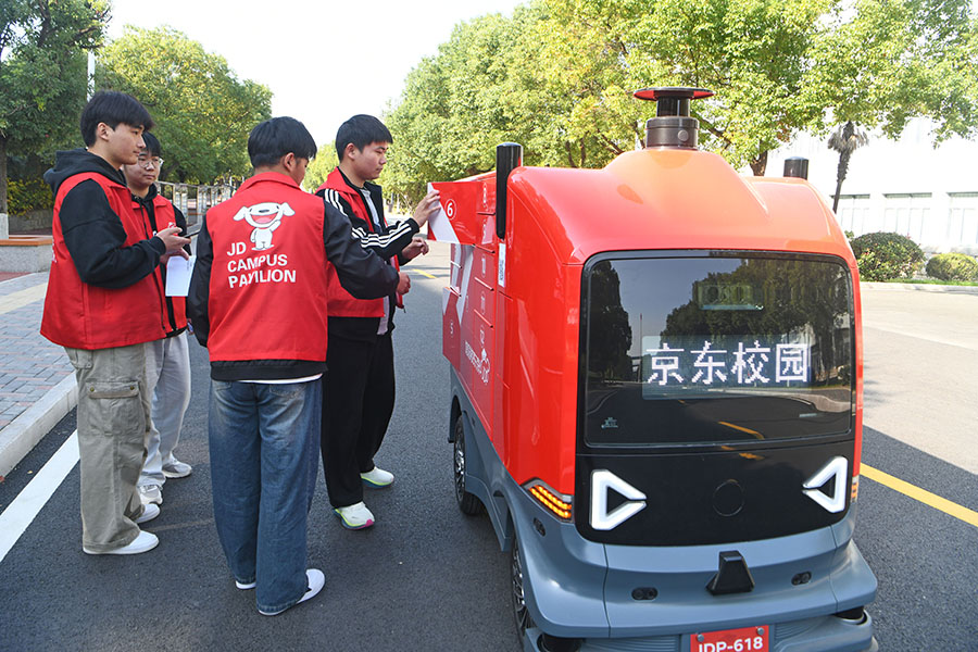 2024年11月5日，安徽淮南聯(lián)合大學(xué)大學(xué)生通過(guò)校園快遞無(wú)人車開(kāi)展智慧物流實(shí)訓(xùn)，掌握實(shí)用技能。