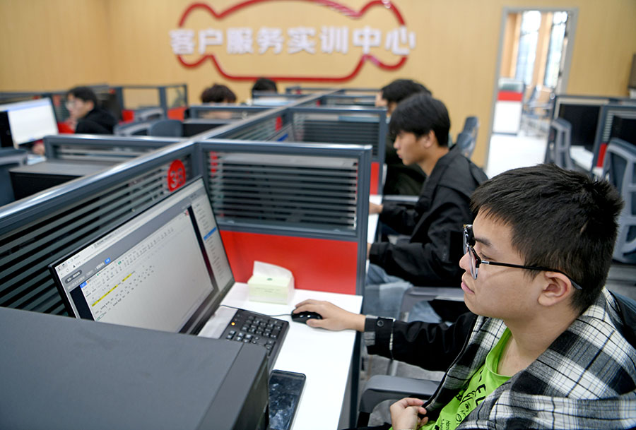 2024年11月5日，安徽淮南聯(lián)合大學(xué)大學(xué)生模擬電商運(yùn)營開展線上客戶服務(wù)實(shí)訓(xùn)，掌握實(shí)用技能。