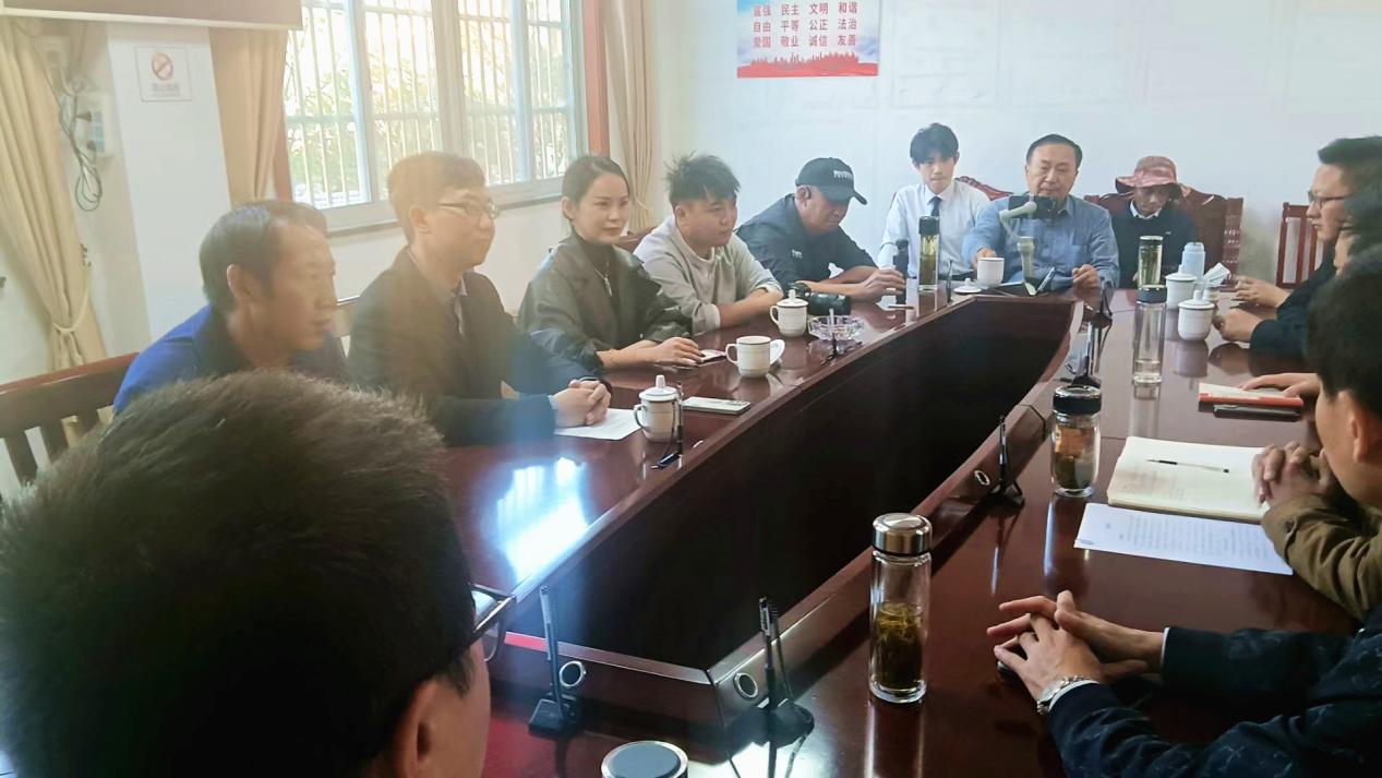 10月30日下午，采風(fēng)團(tuán)一行、三新村“兩委”、駐村工作隊(duì)共同座談交流。劉亞男攝