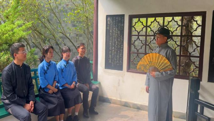交行滁州分行依托地方文化資源拍攝《醉翁亭記》。