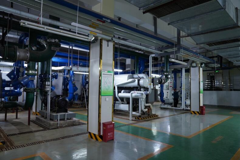 合肥熱電工作人員調(diào)試供熱站房設(shè)備。合肥熱電供圖