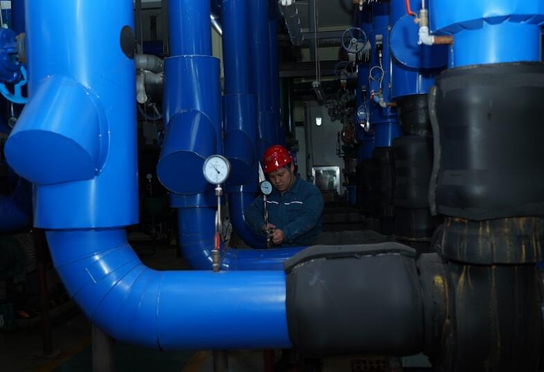 合肥熱電工作人員對供熱站房設(shè)備檢查維護。合肥熱電供圖