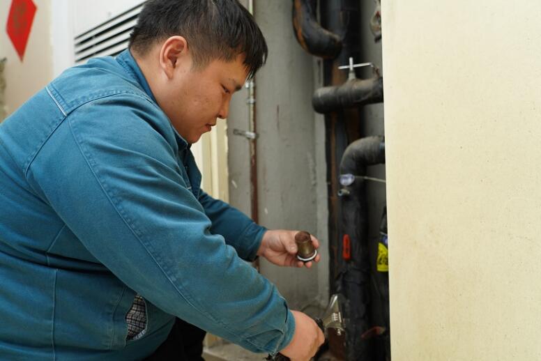 合肥熱電工作人員清洗戶外過濾器。合肥熱電供圖