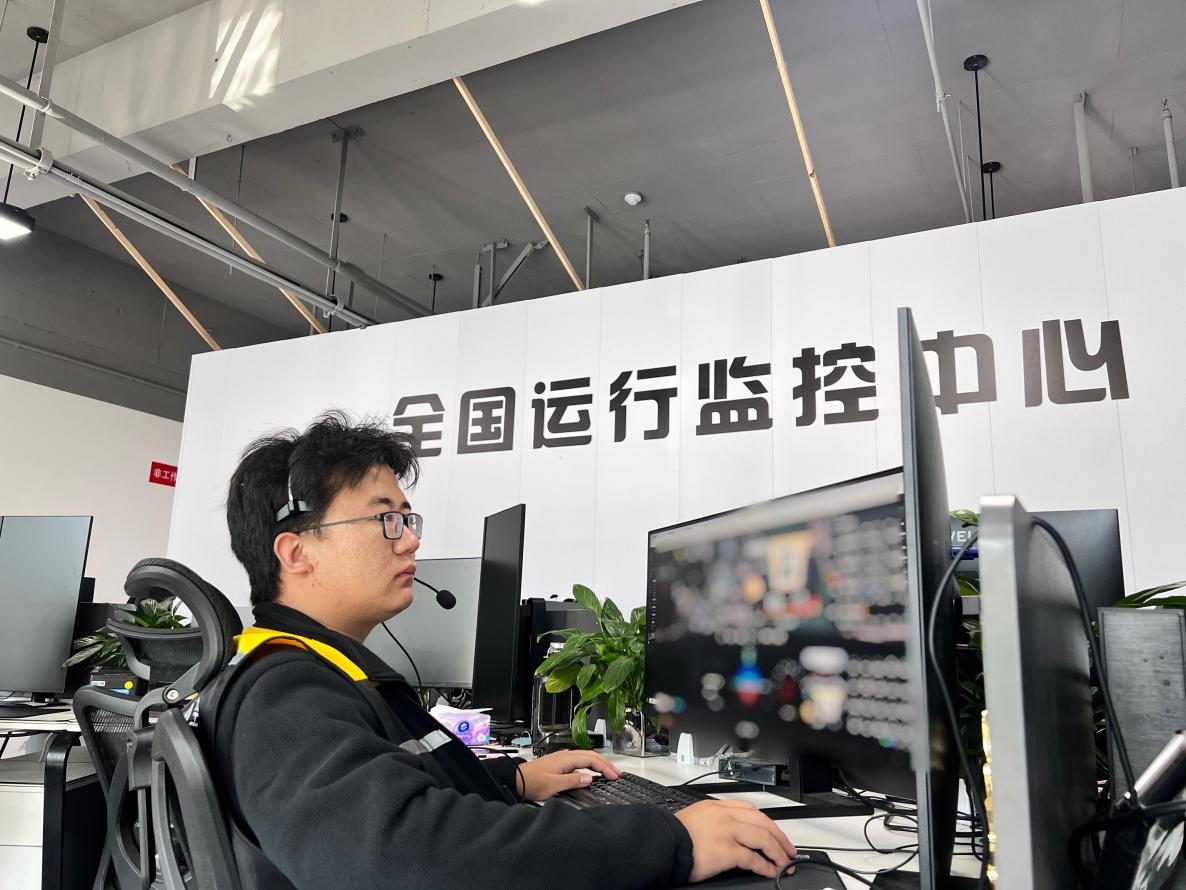 張育鑫通過電腦監(jiān)控飛機實時飛行情況。迅蟻科技供圖