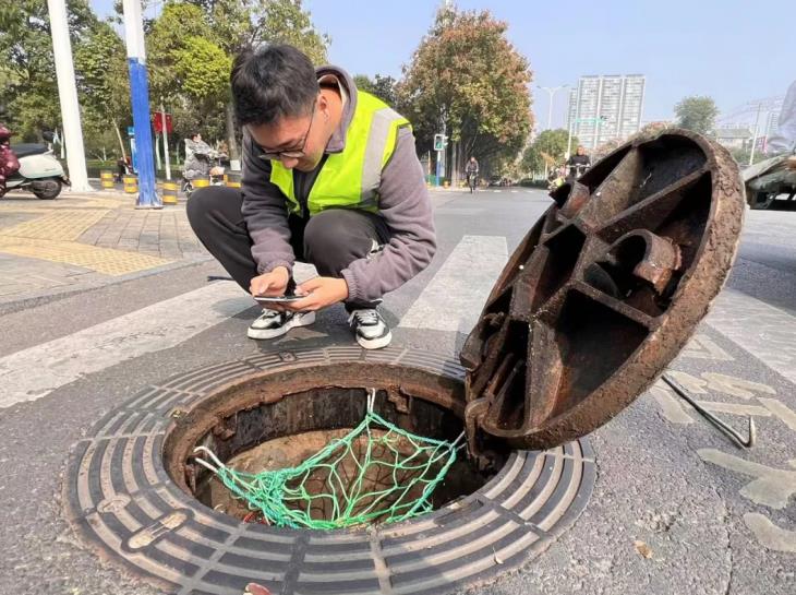 工作人員對(duì)燃?xì)獗O(jiān)測(cè)設(shè)備進(jìn)行日常巡檢維護(hù)。