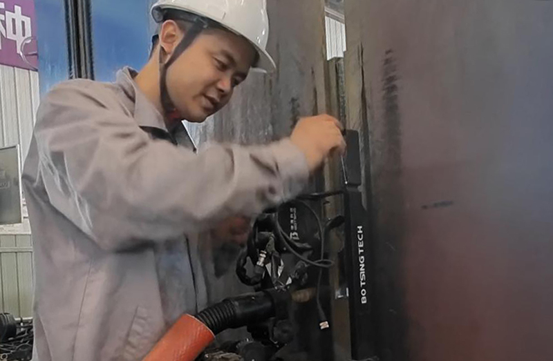 余紅信在給機器人做調(diào)試。安徽博清機器人科技有限公司供圖