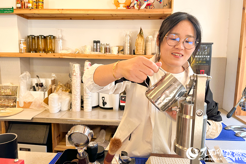 杜蓓蓓正在為客人制作她新學(xué)的飲品。人民網(wǎng)記者 李希蒙攝.jpg